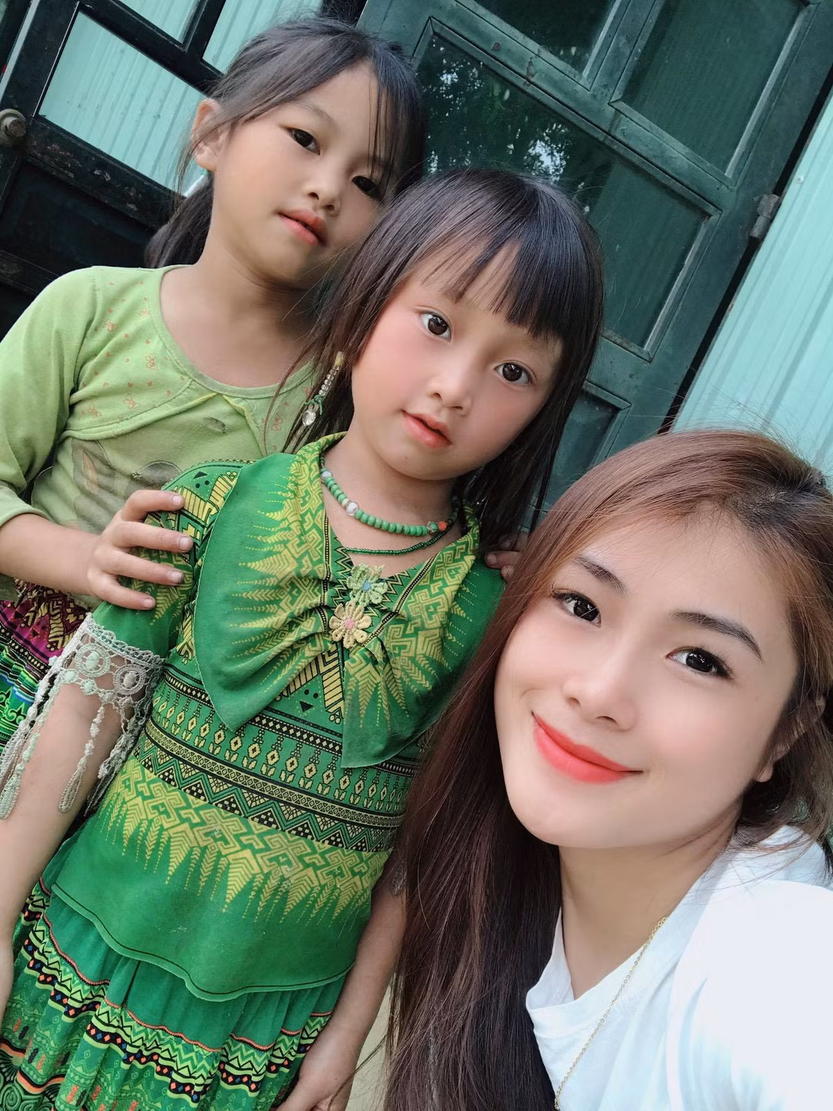 Nhan sắc cực phẩm của cô giáo vùng cao khiến dân tình điêu đứng Nhan sac cuc pham cua co giao vung cao khien dan tinh dieu dung