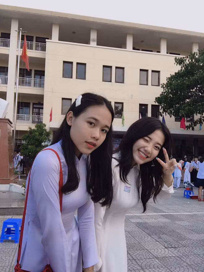 Cô bạn Hồ Mã Hồng Hạnh sinh năm 2002 bỗng “nổi như cồn” bởi vẻ đẹp trong sáng và thánh thiện sau bức ảnh chụp chung với bạn trong tà áo dài trắng.
