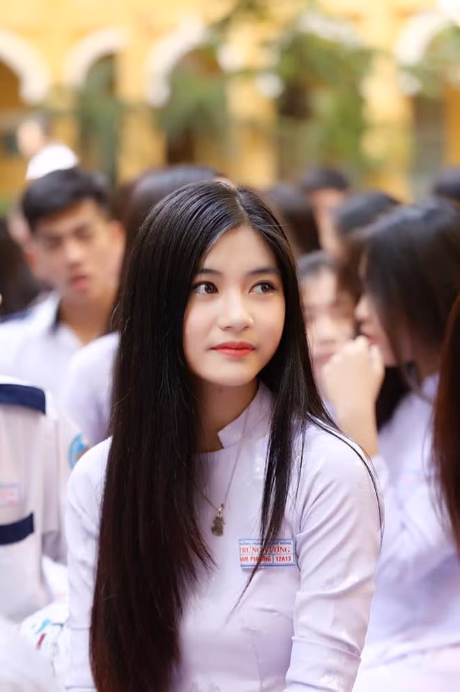 Nguyễn Bùi Nam Phương có “tên, tuổi” trên MXH sau loạt hình chụp lén nữ sinh này mặc áo dài tại dịp kỉ niệm 60 năm thành lập trường.