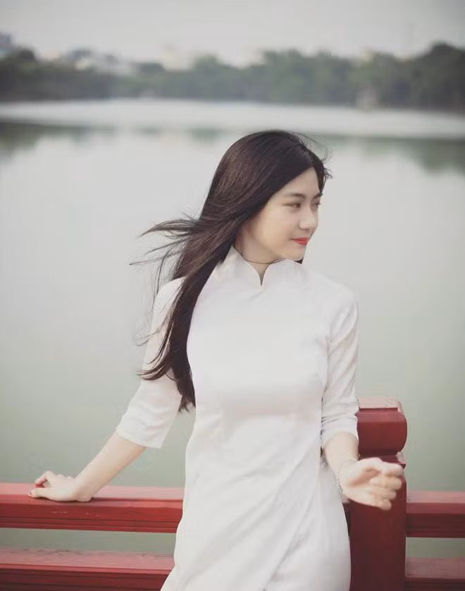 Nam Phương đặc biệt gây ấn tượng bởi vẻ ngoài đậm chất Á Đông: Đôi mắt với đuôi mắt dài tự nhiên, không make-up, mái tóc dài đen mượt, tự nhiên, má lúm đồng tiền.