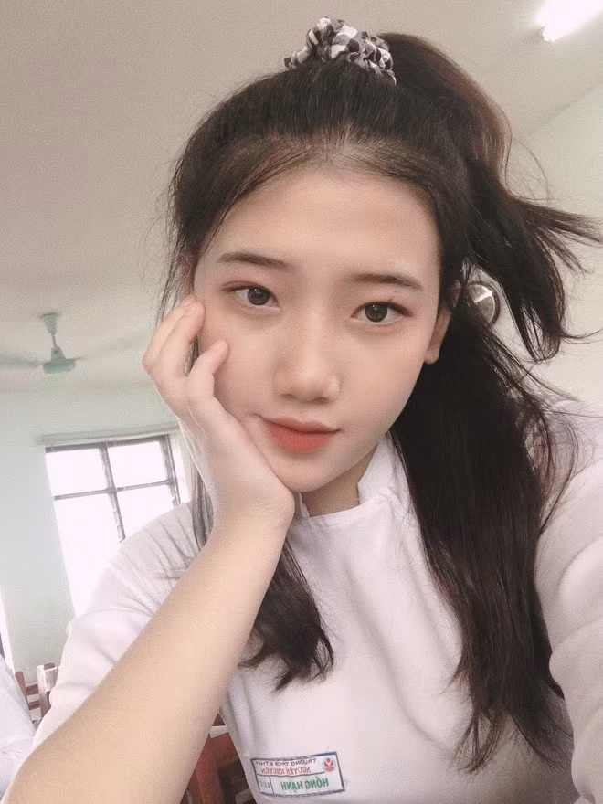 Không chỉ gây thương nhớ với nhan sắc ngọt ngào, cô nàng còn được biết đến với sự thân thiện, hòa đồng cùng bạn bè. Mời quý độc giả đón xem thêm video: Nữ sinh nói 7 thứ tiếng ngại nổi tiếng - Nguồn: KÊNH VTC1