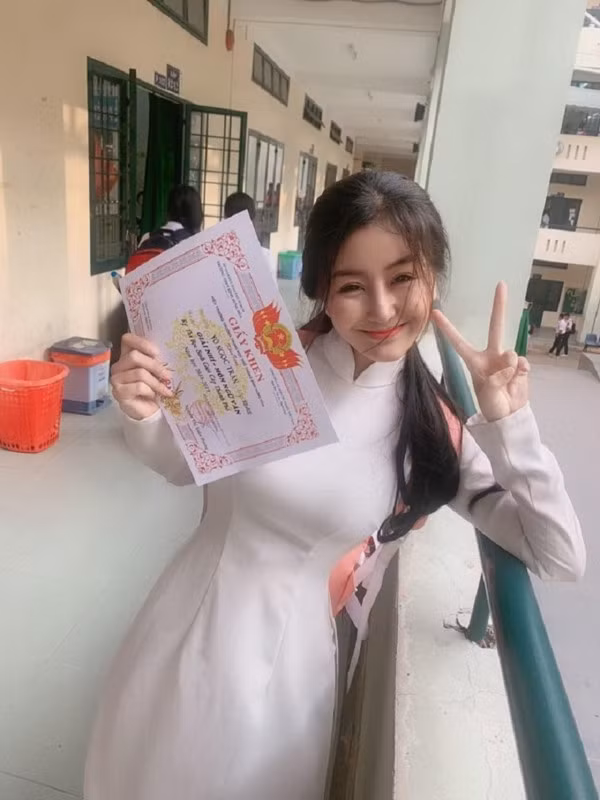 Ngắm loạt ảnh Ngọc Trân khoe khi tới trường, nhiều người không tiếc lời gọi cô là hot girl áo dài số 1 Việt Nam.