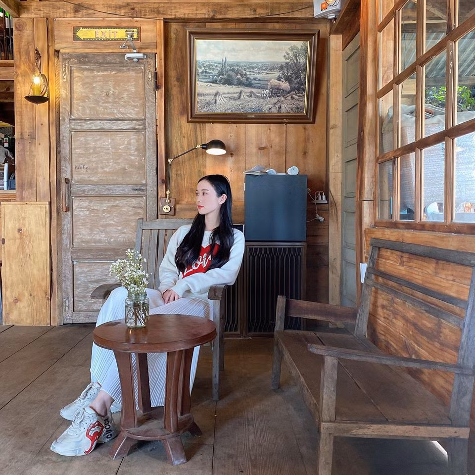 Trên trang cá nhân, không khó để tìm thấy những hình ảnh diện đồ gợi cảm khoe ba vòng cơ thể.