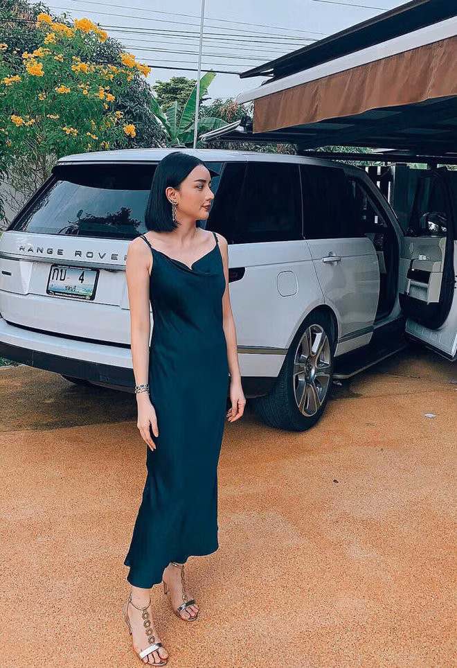 Không theo style hở hang quá đà, Angela Minh Châu gây thiện cảm với phong cách ăn mặc sành điệu và tinh tế.