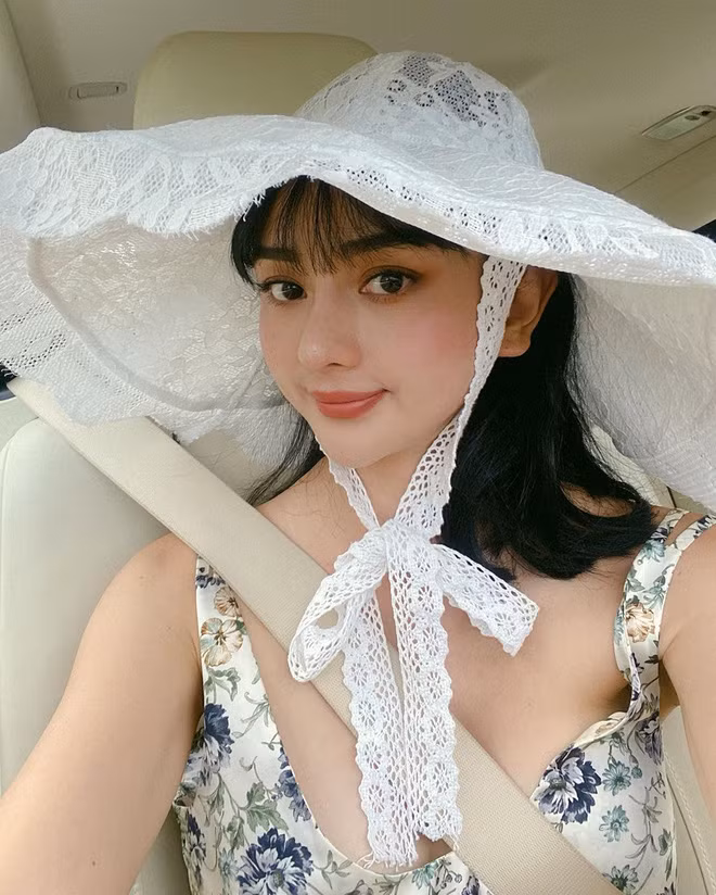 Hiện tại, sau màn "dao kéo" thành công, người đẹp khiến nhiều người trầm trồ với nhan sắc ngày càng xinh đẹp, sắc sảo.