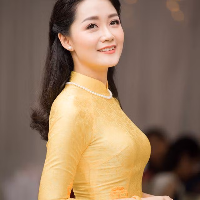 Nữ BTV tốt nghiệp Đại học Ngoại thương và sau đó không tiếp tục theo đuổi đam mê diễn xuất mà trở thành MC truyền hình.