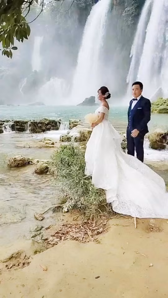 Hình ảnh ngọt ngào của cặp đôi lệch tuổi ở Cao Bằng nhận được sự quan tâm rất lớn của dân mạng.
