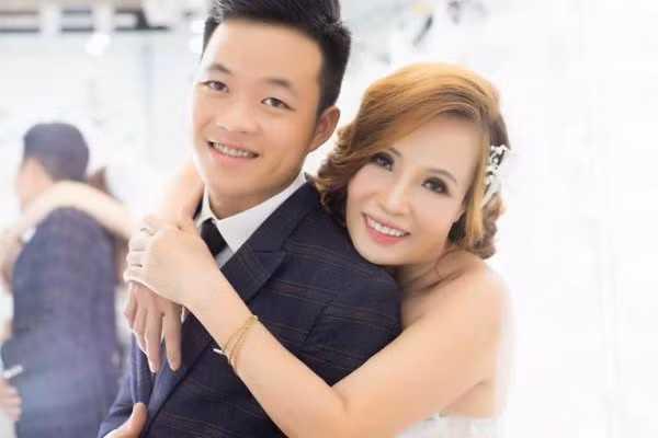 Cuộc hôn nhân đũa lệch của cặp đôi cô cháu giữa " cô dâu 62 tuổi" Thu Sao và chú rể 26 tuổi Hoa Cương là hiện tượng mà đến nay vẫn còn sức nóng.