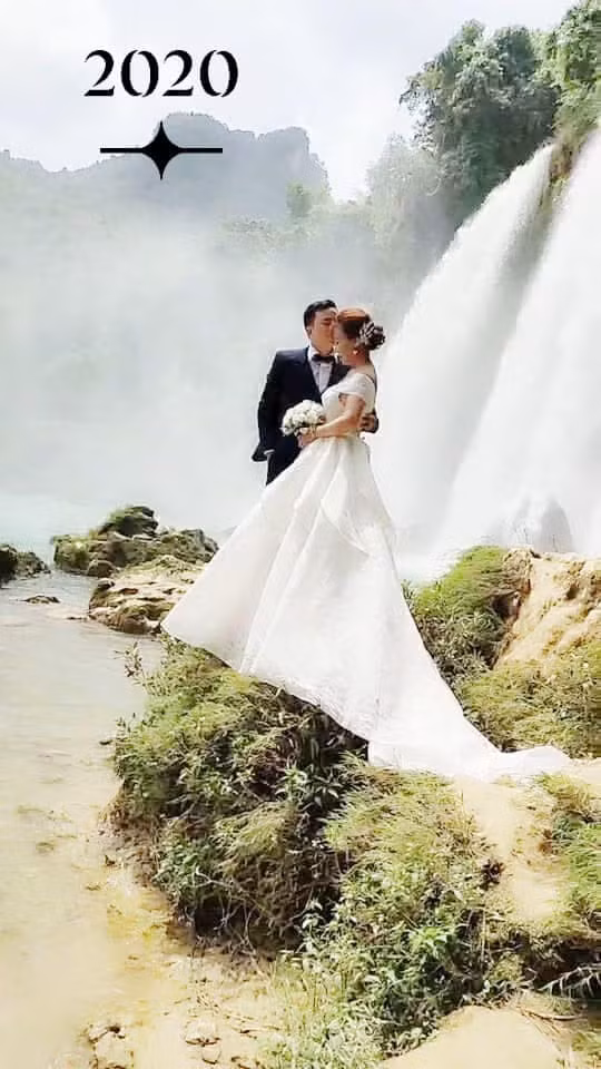 Mới đây, để kỷ niệm 2 năm ngày cưới cô Thu Sao - chồng Hoa Cương đã đi chụp ảnh cưới ở Thác Bản Giốc.