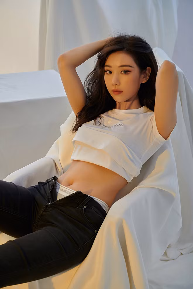 Min không ngần ngại khoe dáng khi diện bikini hay đồ hở sâu táo bạo.
