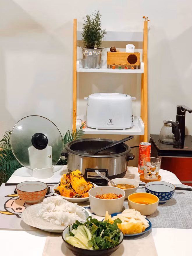 Những món ăn trong mỗi mâm cơm của chàng trai Sài Gòn này rất đa dạng từ món Việt đến món Tây đủ cả.