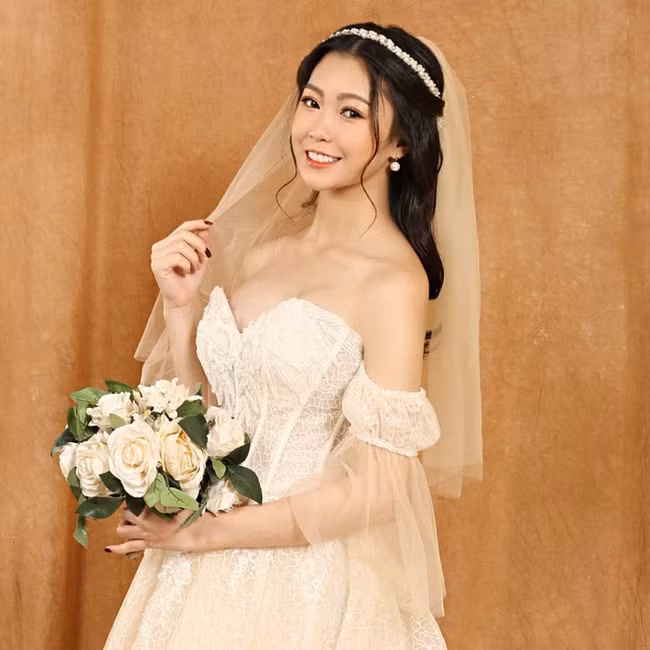 Đứng trước những lời lẽ tiêu cực của cư dân mạng, Chi Bé không có nhiều phản ứng gay gắt. Cô nàng chỉ âm thầm thay đổi ảnh cưới làm ảnh đại diện Instagram như một lời khẳng định.