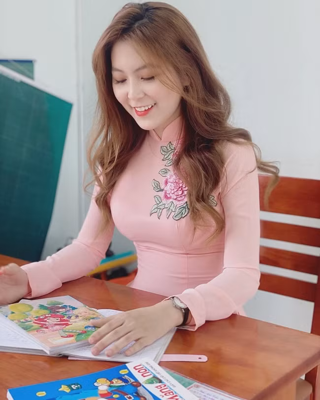 Nữ giáo viên xinh đẹp này sở hữu lượng fan hâm mộ không kém cạnh những người nổi tiếng.