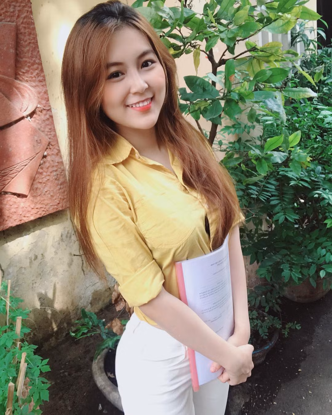 Sau khi nổi tiếng, Trần Trân thường xuyên được mời làm mẫu ảnh hay quảng cáo sản phẩm may mặc. Hiện tại nữ giáo viên 9X này chuyển sang làm youtube và được đông đảo khán giả đón nhận, ủng hộ.