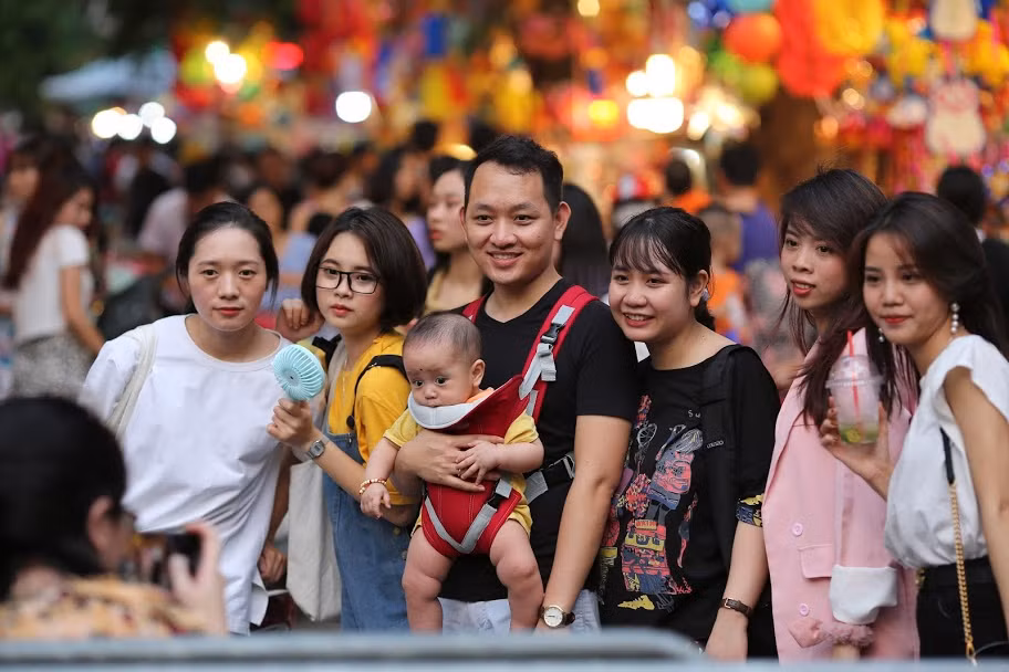 Khu vực được mọi người "check-in" nhiều nhất là khu bán những mặt hàng đồ chơi Trung thu truyền thống như lồng đèn, mặt nạ, trống, đầu lân,...