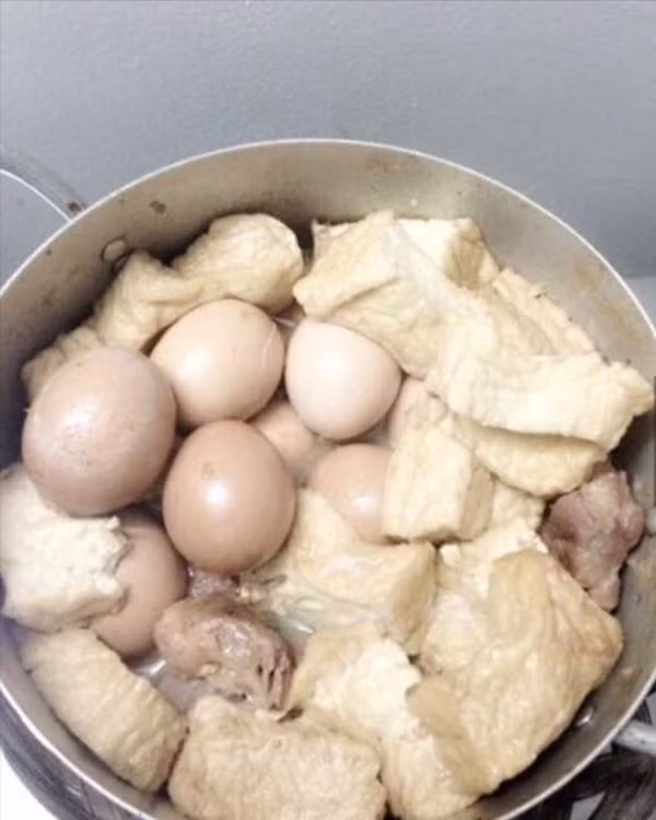 Trứng kho cả vỏ với đậu phụ và thịt thế này thì nhiều chất canxi hơn hẳn. Đúng chuẩn món ăn giữ nguyên hương vị tự nhiên. Mời quý độc giả đón xem thêm video: Khi bà nội trợ ‘hãi’ chợ, ‘sợ’ siêu thị - Nguồn: KÊNH VTC1