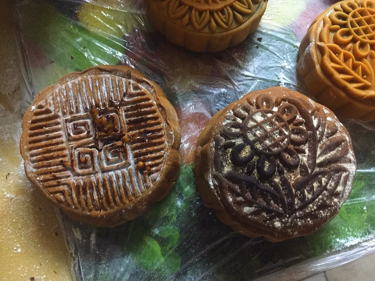 Mặc dù rất kì công nhào nặn thế nhưng thành quả của hội chị em "ghét bếp" vẫn không thể làm hài lòng bất cứ ai.