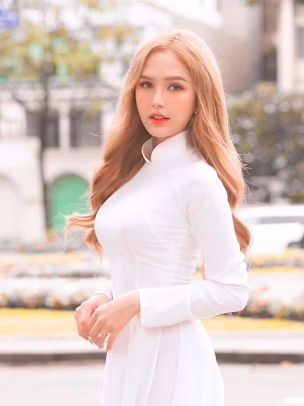Mới đây, Xoài Non tiếp tục gây xôn xao khi tung ra loạt hình ảnh thướt tha với tà áo dài Việt Nam.