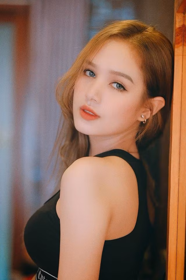 Gái xinh này gây ấn tượng với nhan sắc xinh xắn, đôi mắt sâu, sống mũi cao, làn da trắng và nụ cười tươi rói.