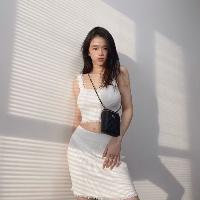 Hot girl đình đám này còn rất khéo léo tạo dáng để chiếc áo không trông ngắn cũn cỡn mà vẫn phô được hình thể xinh đẹp, mảnh mai.
