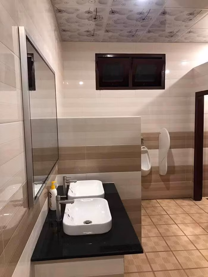 Từ trước đến nay, nhà vệ sinh trường học chính là nơi khiến bao thế hệ học trò 8X, 9X ngao ngán nhất bởi lẽ, đây là khu vực công cộng, chỉ một vài cá nhân không giữ được ý thức thì đã khiến toàn bộ hệ thống bốc mùi, gây khó chịu cho người khác.