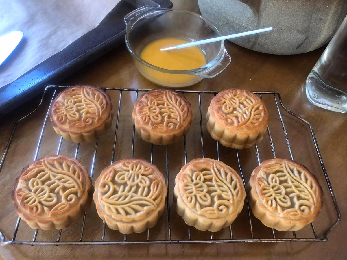 Nở rộ vài năm trở lại đây, bánh Trung thu handmade với đầy đủ hình dạng, màu sắc không chỉ là món bánh để mua cho vui mà đã trở thành một mặt hàng “nóng” mỗi dịp trung thu về.