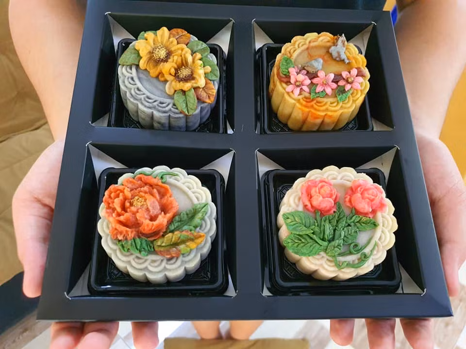 "Quá trình nướng của lần đầu bánh phải chín hoàn toàn, không decor hoa văn tràn ra thành bánh, nướng ở lần thứ 2 thì dùng giấy nến che mặt bánh, không để bánh trong lò quá lâu,..." - tài khoản này cho biết.