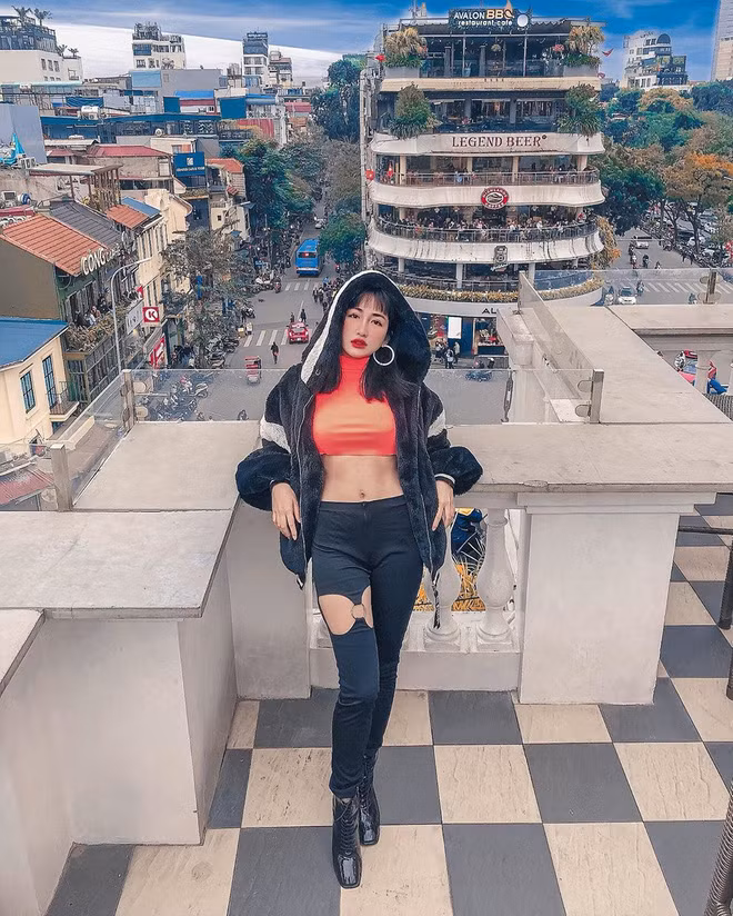 Lần trở lại này tại King Of Rap, nhiều fan hâm mộ thấy bất ngờ khi hình ảnh của cô xuất hiện không còn nổi trội như trước kia.