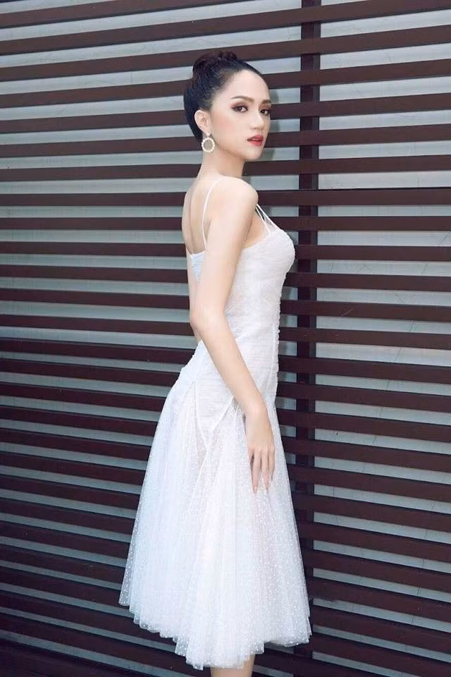 Được biết, Hương Giang (tên thật là Nguyễn Ngọc Hiếu) sinh năm 1991 tại Hà Nội, sau khi tham chương trình “Vienam idol” năm 2012, Hương Giang được người hâm mộ biết tới với tên gọi Hương Giang Idol.