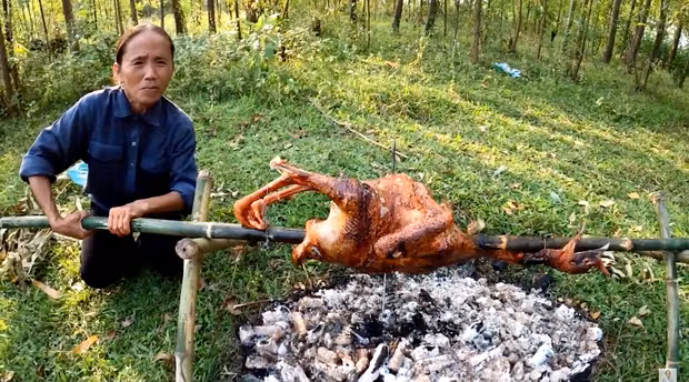 Sau một hồi thực hiện ướp và nướng, món gà tây của Bà Tân Vlog đã hoàn thành.