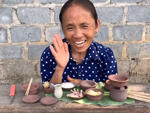 Tuy nhiên dạo gần đây, Bà Tân Vlog luôn bị cư dân mạng lên tiếng gay gắt khi liên tục sử dụng tay trần làm đồ ăn rất mất vệ sinh.