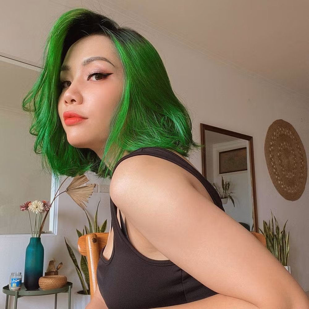 Trong quá trình đi làm hành chính, được biết Nga đã học thêm bằng thiết kế. Đây cũng là lúc cô bén duyên với nghề xăm khi vô tình quen nhiều người bạn làm nghệ thuật.