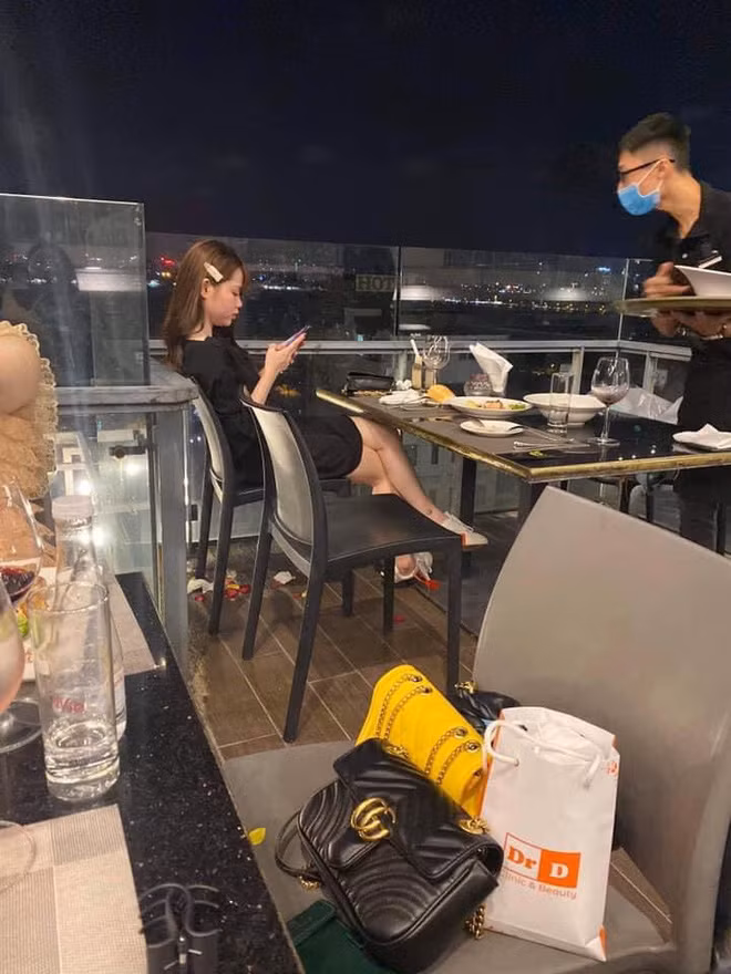 Bạn gái Quang Hải sau đó đã trả lời "do Covid chia rẽ cô trò mất tiêu" như 1 lời xác nhận.