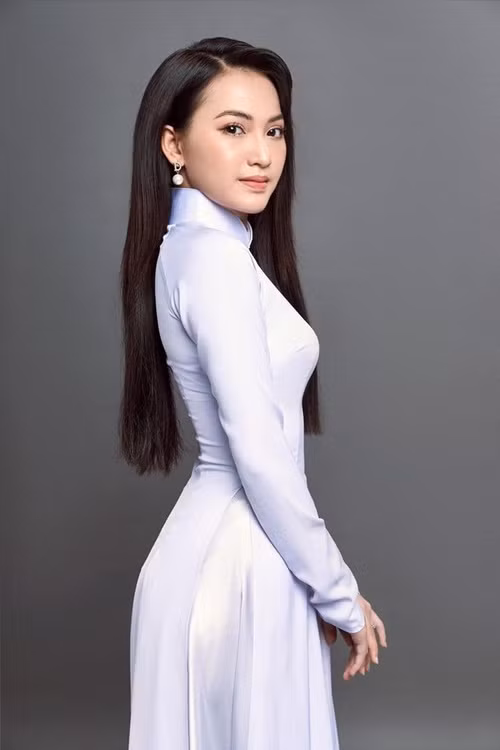 Nổi bật với mái tóc bạch kim là thế, nhưng khi tham gia Hoa hậu Việt Nam, Ngọc Tuyền đã thay đổi màu tóc.