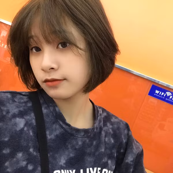 Ẩn bên ngoài vẻ trẻ trung là một cô gái gánh vác nhiều nỗi lo âu.