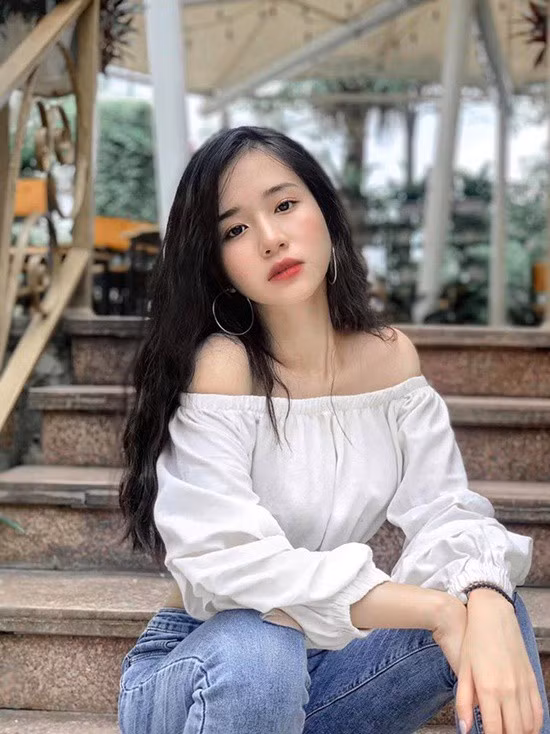 Mai Linh gây ấn tượng bằng vẻ ngoài xinh xắn đáng yêu, cùng đôi mắt hút hồn.