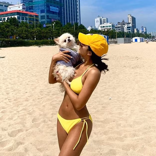 Tại trang cá nhân, hot girl Hàn chủ yếu đăng hình ảnh tại phòng tập, làm mẫu, du lịch hay chơi cùng bạn bè.