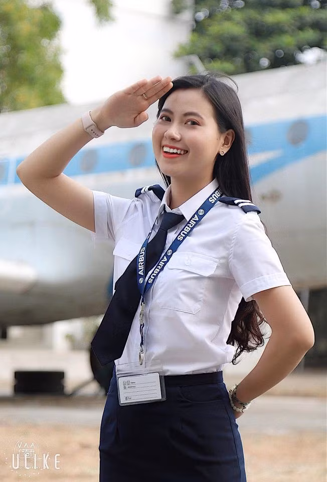 Thí sinh Ngô Thị Hồng Nhi, sinh năm 1998, đến từ Quảng Nam. Hồng Nhi hiện là sinh viên năm cuối Học viện Hàng không. Hồng Nhi sở hữu chiều cao 1m68. Tuy nhiên, cô nàng có bảng thành tích cực khủng.