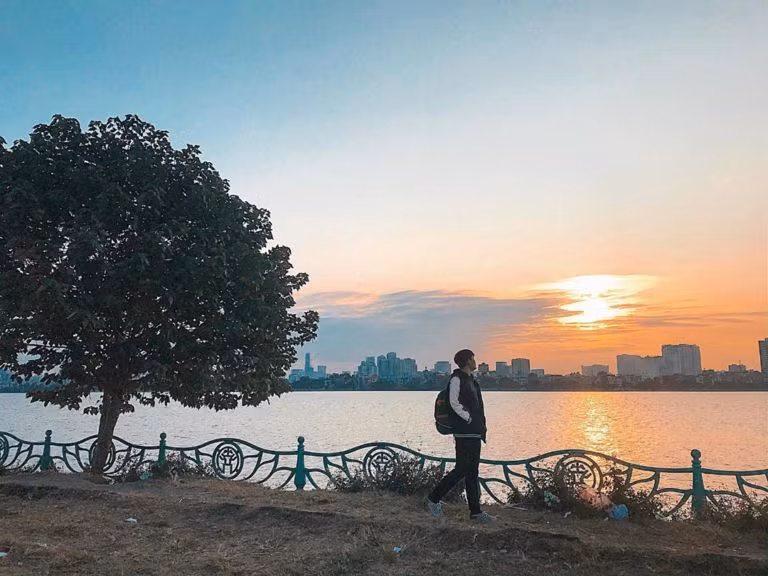 Con đường ven hồ Tây là địa điểm checkin hồ Tây không lạ lẫm gì. Nhiều bạn trẻ thường gọi con đườn này là con đường tình yêu.