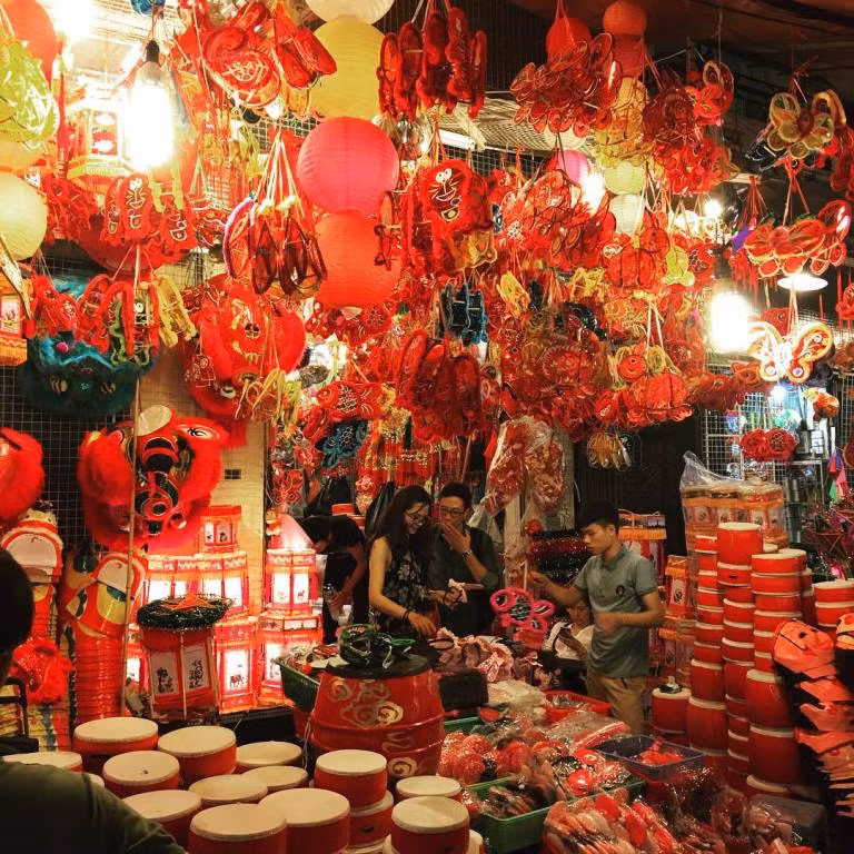 Không chỉ phục vụ nhu cầu mua bán vật dụng trang trí cho Tết Trung thu, con phố này còn là điểm chụp ảnh check-in mùa Trung thu đẹp lung linh.