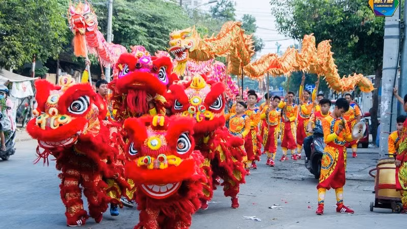 Chương trình sẽ đem tới cho các em nhỏ những màn Rước đèn, Múa lân, Lễ hội ẩm thực... cùng nhiều trò chơi thú vị như tô tượng, đập trống, chơi truyền, quăng vòng cổ chai…