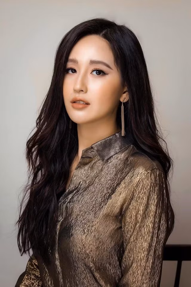 Mai Phương Thúy đăng quang Hoa hậu Việt Nam năm 2006. Sau 14 năm, cô được đánh giá ngày càng gợi cảm.