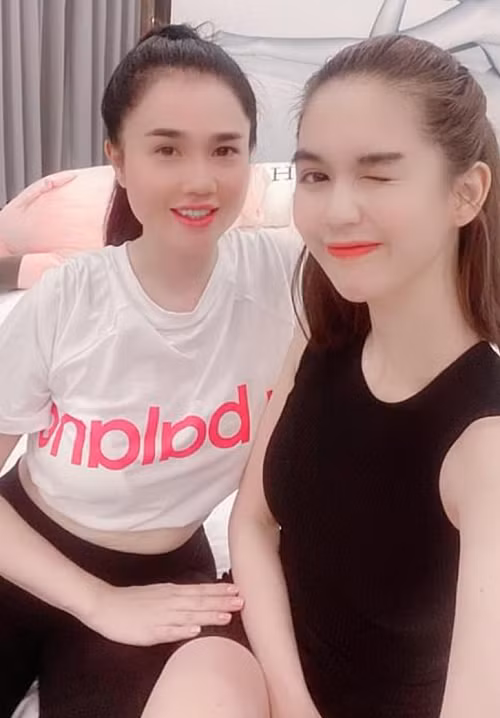 Chị gái Ngọc Trinh - Ngọc Bích sinh năm 1984, dù đã sinh nở 3 lần nhưng gương mặt cô nàng vẫn rất trẻ trung, tươi tắn như con gái tuổi đôi mươi.