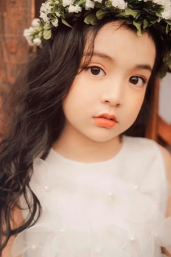 Dù có bố mẹ đều là người Việt, song Diệp Anh lại sở hữu vẻ đẹp như con lai, gương mặt xinh xắn như búp bê và được nhận xét là có nhiều nét giống ca sĩ Bảo Anh.