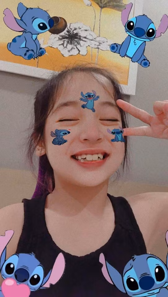 Ngoài ra, nhiều người còn nhận thấy sự khác biệt rõ rệt trong phong cách của cô bé này. Không còn ưa chuộng đầm công chúa xinh đẹp như xưa, hiện tại Diệp Anh chuyển hướng sang nhiều phong cách khác nhau, trendy hơn.