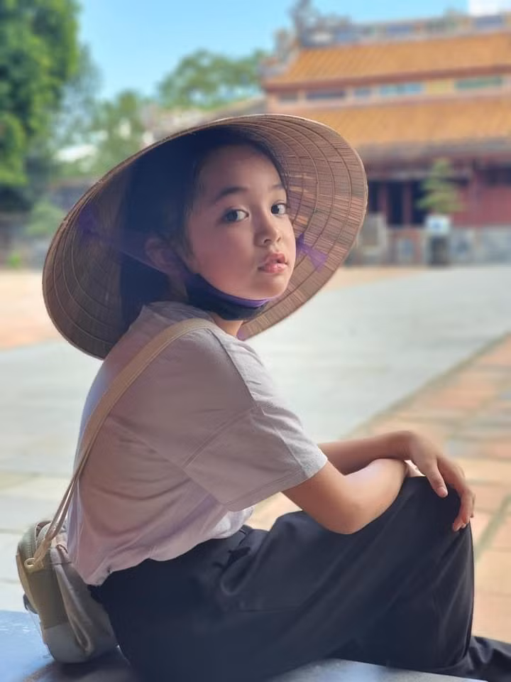 Càng lớn hot girl nhí này càng xinh đẹp, lộ rõ những nét cuốn hút trên gương mặt.