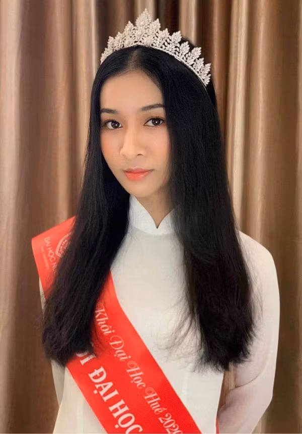 Gương mặt thứ hai giành vé đặc cách tại cuộc thi "Hoa hậu Việt Nam 2020" là Võ Thị Ý Nhi. Cô gái Huế được đặc cách vào thẳng vòng chung kết khu vực phía Nam nhờ giành danh hiệu "Hoa khôi Đại học Huế 2020". Ý Nhi hiện đang là sinh viên năm thứ 4 khoa Quốc tế của trường Đại học Ngoại ngữ - Đại học Huế. Ngoài đời, nữ sinh này được nhiều người nhìn nhận có sắc đẹp nhẹ nhàng, thuần khiết và nụ cười ngọt ngào.