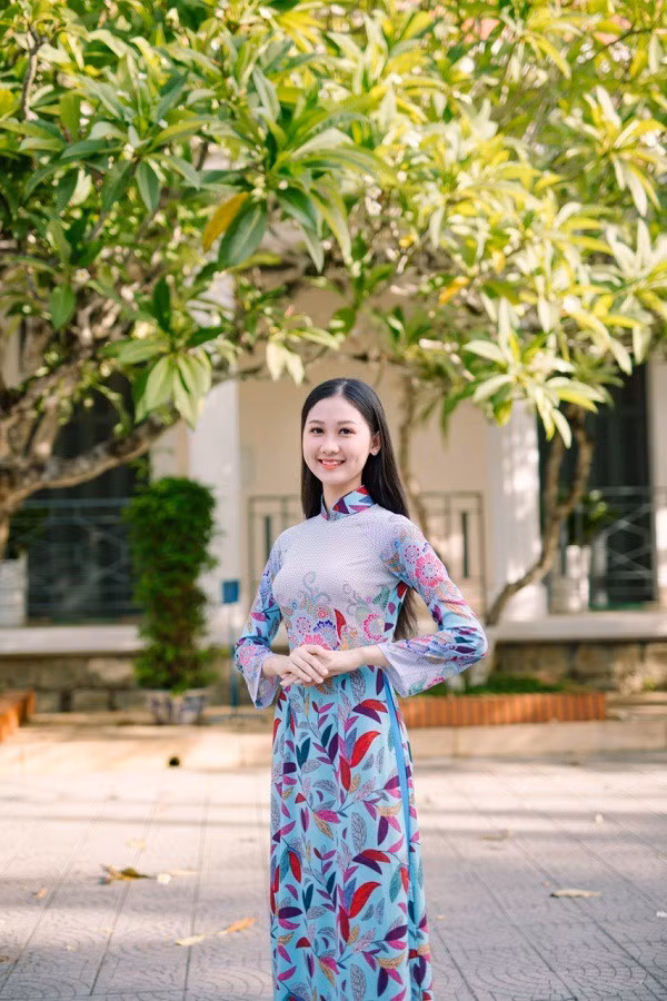 Quế Anh còn làm người mẫu tự do, chụp ảnh thời trang và tham gia các hoạt động thiện nguyện của CLB Sinh viên tình nguyện ĐH Huế. Người đẹp bày tỏ mong muốn trở thành nữ tiếp viên hàng không xinh đẹp, năng động trong tương lai.