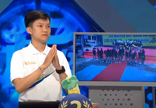 Trước khi bước vào phần thi Về đích, Vũ Quốc Anh bỗng xin phép trường quay cho vài giây. Nam sinh sau đó bước ra với với chiếc quần xắn cao để lộ đôi tất màu xanh khiến ai cũng chú ý.