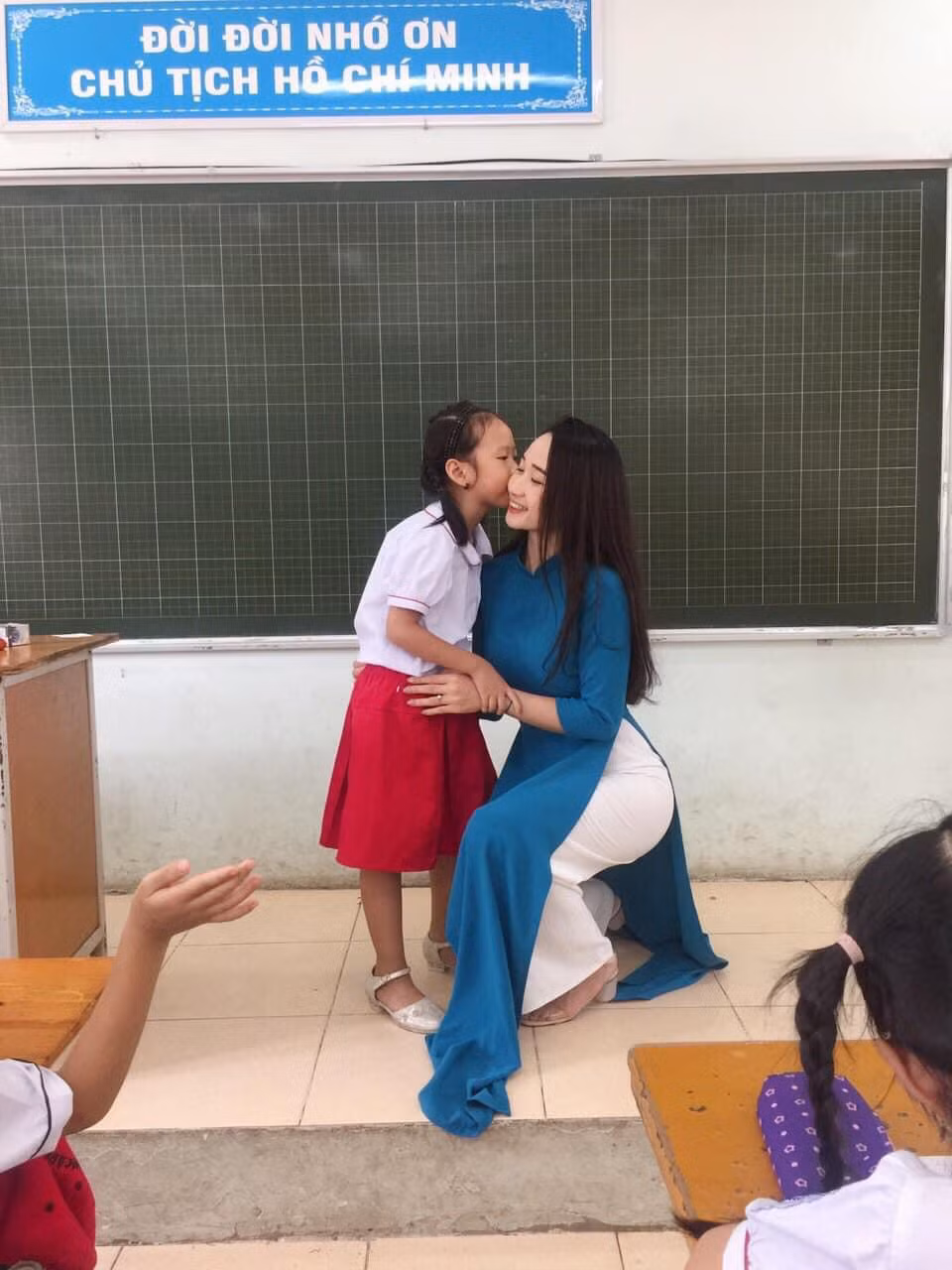 Năng khiếu của nữ giáo viên trẻ là múa belly dance. Dù chưa qua trường lớp, cô có thể tự dựng cho mình những điệu nhảy và đoạt giải trong các cuộc thi tài năng.